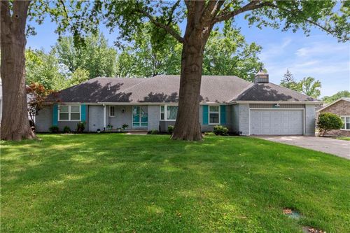 407 Nw Obrien Rd, Lee's Summit, MO, 64063-2116 | Card Image