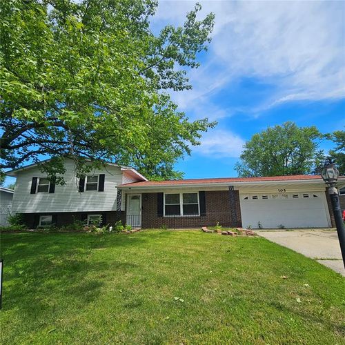 105 Chateau Dr, Fairview Heights, IL, 62208-3612 | Card Image