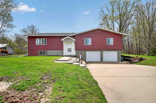610 W Lone Tree Rd, Cedar Falls, IA, 50613-7666 | Card Image