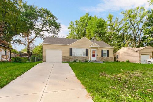 8805 E 73rd St, Raytown, MO, 64133-6418 | Card Image