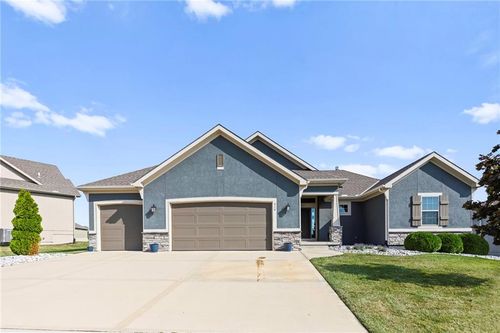 916 Zennor Ln, Raymore, MO, 64083-7126 | Card Image
