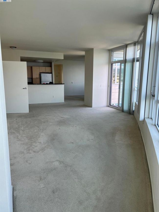 living room/kitchen | Image 17