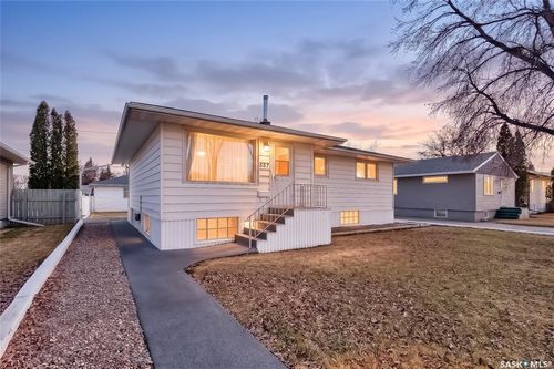 557 Duffield Street W, Moose Jaw, SK, S6H5J1 | Card Image