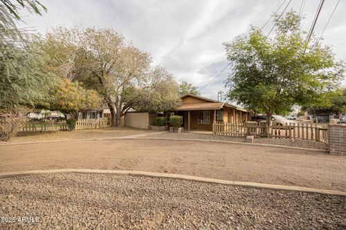 7513 N 61st Ave, Glendale, AZ, 85301-1240 | Card Image