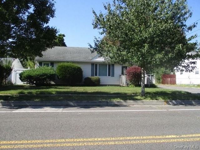 Manor Ln, Bay Shore, NY 11706