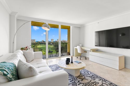 813-99 Se Mizner Blvd, Boca Raton, FL, 33432-5022 | Card Image