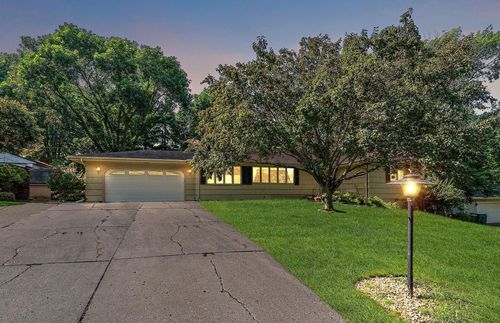 1905 W 140th St, Burnsville, MN, 55337-4272 | Card Image