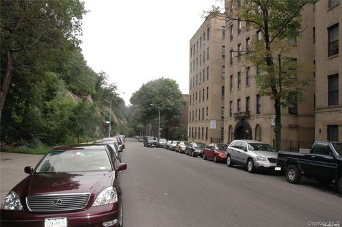 60-225 Bennett Ave, New York, NY, 10040-2437 | Card Image