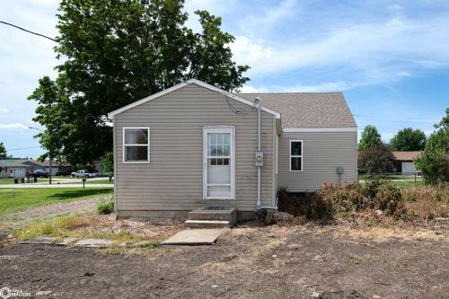 506 3rd St E, Newhall, IA, 52315-9652 | Card Image
