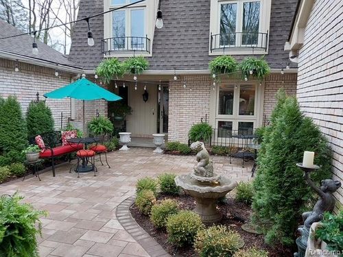 1243 Woodcrest Cir, Bloomfield Hills, MI, 48304-1574 | Card Image