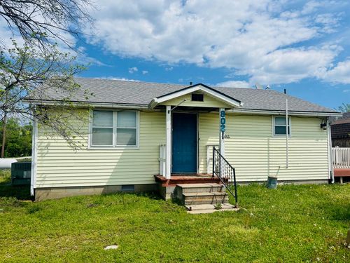 802 W 5th St, S Coffeyville, OK, 74072 | Card Image