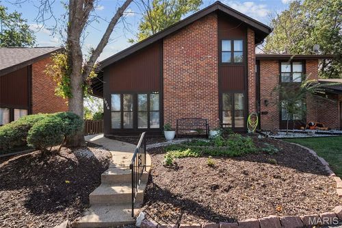 1076 Humber Cir, Saint Louis, MO, 63129-1992 | Card Image