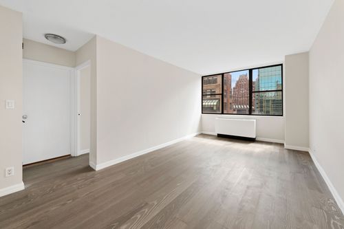20c-301 E 45th St, New York, NY, 10017-3423 | Card Image