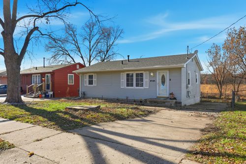 2404 E 37th Ct, Des Moines, IA, 50317-3318 | Card Image