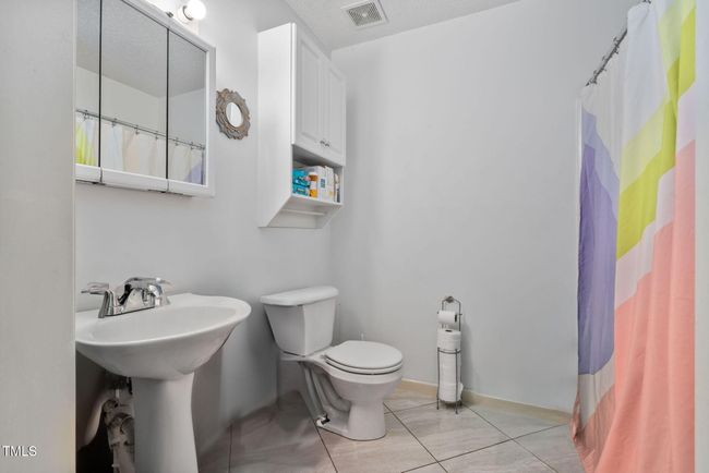 Unit B Bath | Image 12