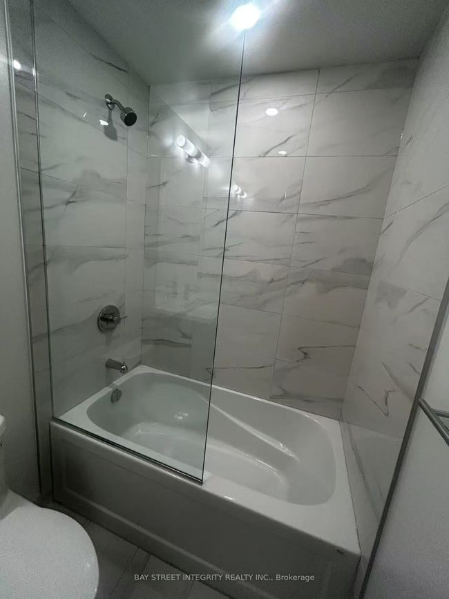 1509 - 28 Interchange Way, Condo with 2 bedrooms, 1 bathrooms and null parking in Concord ON | Image 8