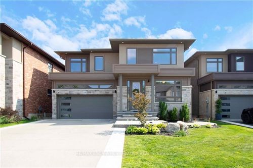19 Av Secinaro, Ancaster, ON, L9G0H1 | Card Image