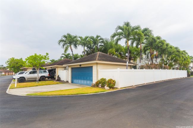 Side view of garage and alley. | Image 4