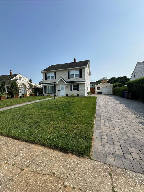 12 Green Ln, Levittown, NY, 11756-4005 | Card Image