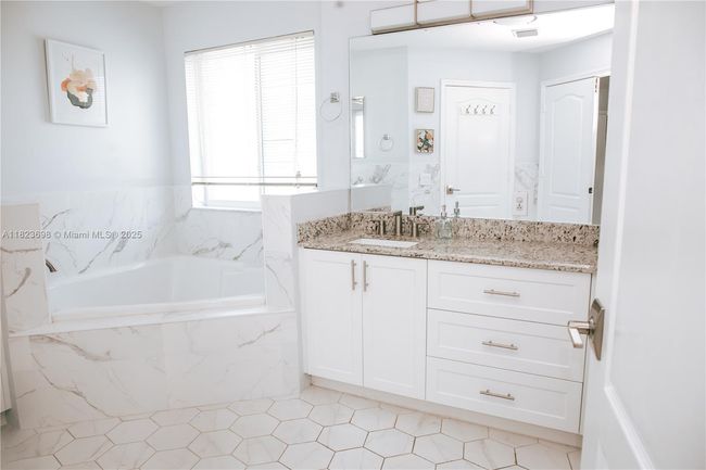 10919 Nw 67 Th Ter, House other with 4 bedrooms, 3 bathrooms and null parking in Doral FL | Image 37
