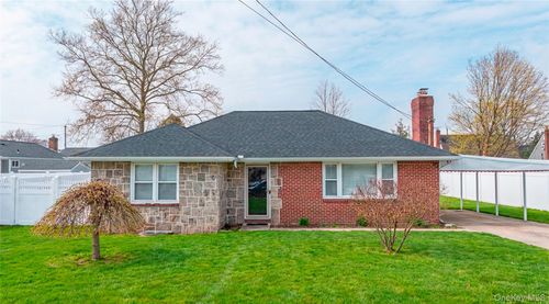 34 Pine St, Hicksville, NY, 11801-3236 | Card Image