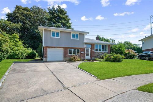 331 Woodbridge Ln, Jericho, NY, 11753-2628 | Card Image