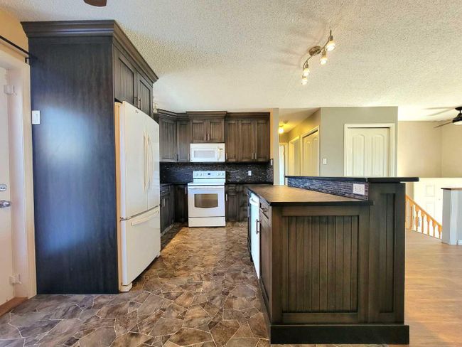 9406 81 Avenue, Home with 4 bedrooms, 2 bathrooms and 2 parking in Grande Prairie AB | Image 10