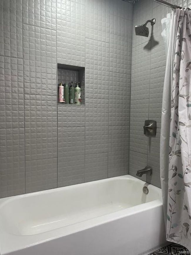 Bathroom with shower / bath combination with curtain | Image 19