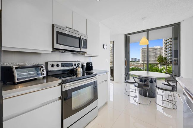 903 - 4000 Island Blvd, Condo with 2 bedrooms, 2 bathrooms and null parking in Aventura FL | Image 1