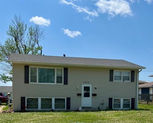 1213 Bowler St, Hiawatha, IA, 52233-1903 | Card Image