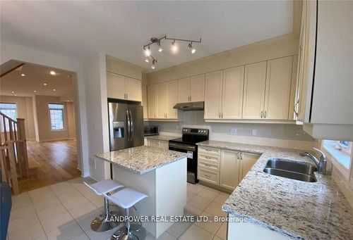 107 Gordon Cir, Newmarket, ON, L3Y0C9 | Card Image