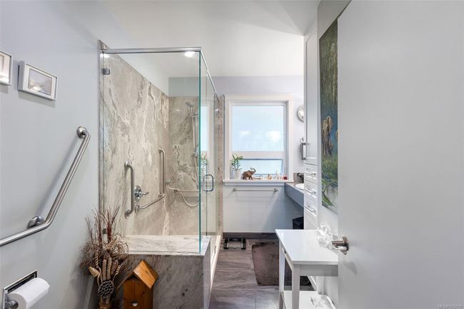 6374 Oldfield Rd, House other with 5 bedrooms, 2 bathrooms and 4 parking in Central Saanich BC | Image 10