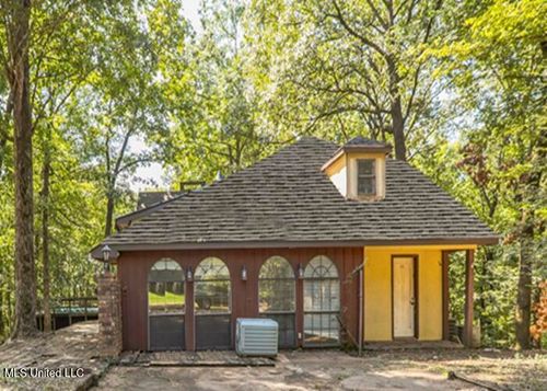 215 Girl Scout Rd, Grenada, MS, 38901-9281 | Card Image