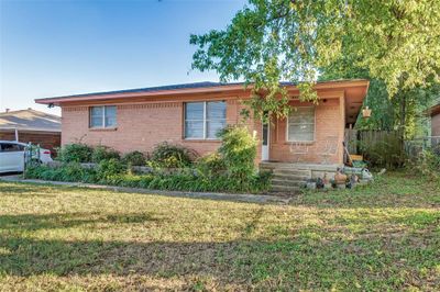 View of front facade featuring a front yard | Image 3