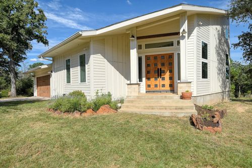 135 Pine Canyon Dr, Smithville, TX, 78957-2277 | Card Image