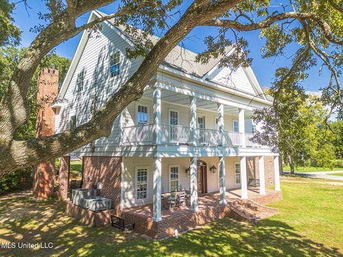 726 Wiggins Cir, Pascagoula, MS, 39581-2036 | Card Image