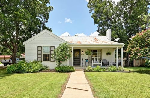 801 Bishop St, Smithville, TX, 78957-1109 | Card Image