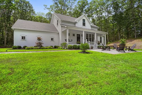 10 Castle Meadow Rd, Newtown, CT, 06470-2519 | Card Image