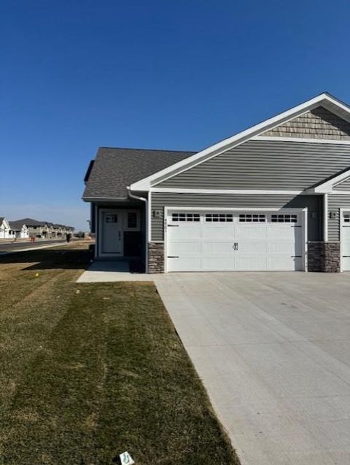 4967 Woodland Park Dr, Eau Claire, WI, 54701 | Card Image