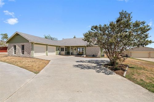 80 Family Cir, Hutto, TX, 78634-3054 | Card Image