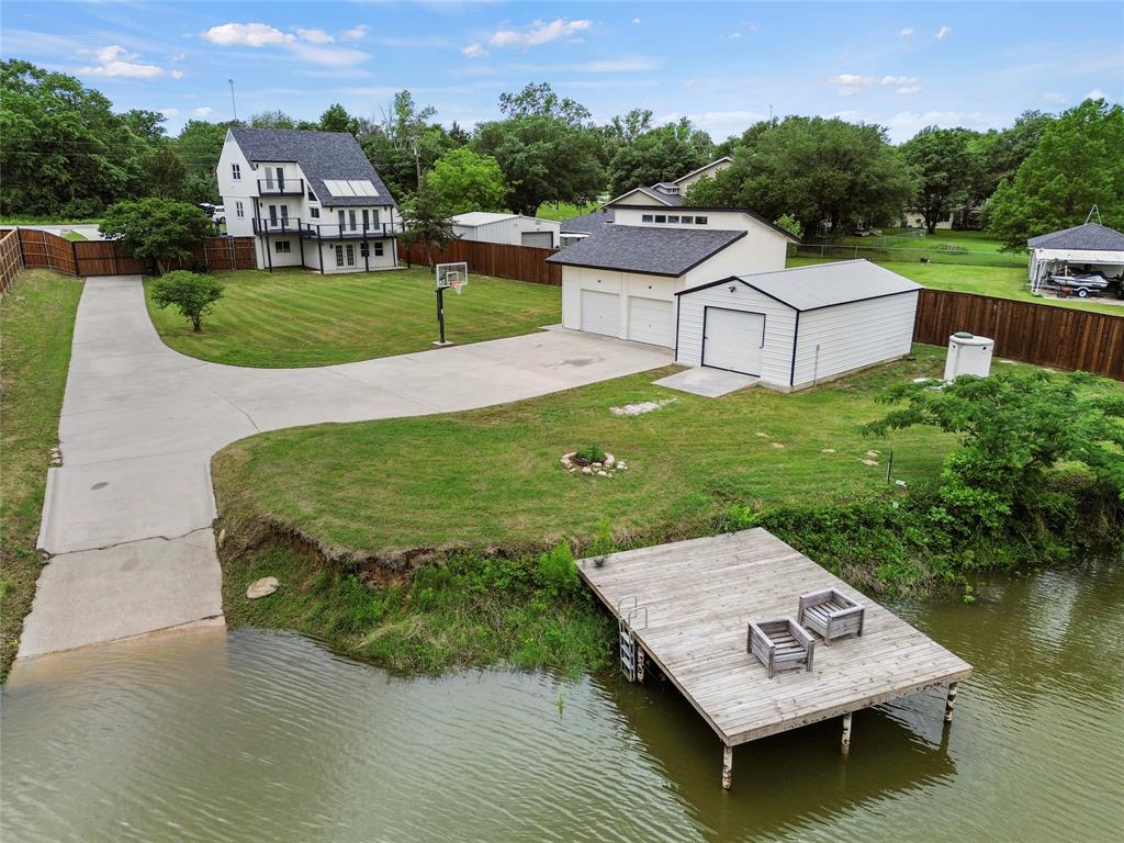 Younger Ct, Azle, TX 76020