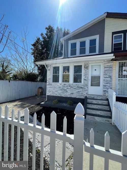 1027 Lois Ave, CAMDEN, NJ, 08105-4127 | Card Image