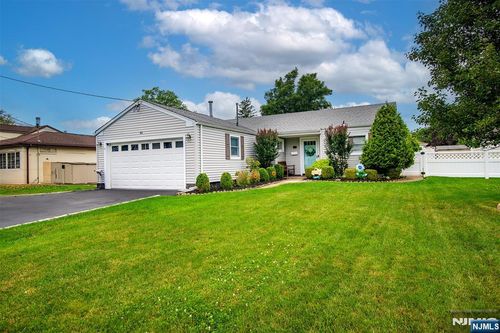 40 Maple Ln, Emerson, NJ, 07630-1322 | Card Image
