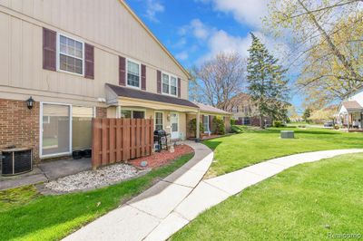 34302 Garfield Circle, Condo with 2 bedrooms, 1 bathrooms and null parking in Fraser MI | Image 2