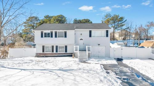 9 Meadow Ave, Medford, NY, 11763-4318 | Card Image