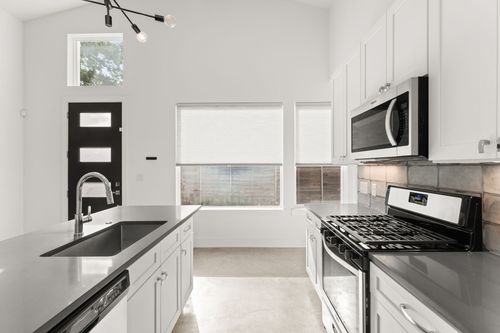 2-6201 Caddie St, Austin, TX, 78741-5103 | Card Image