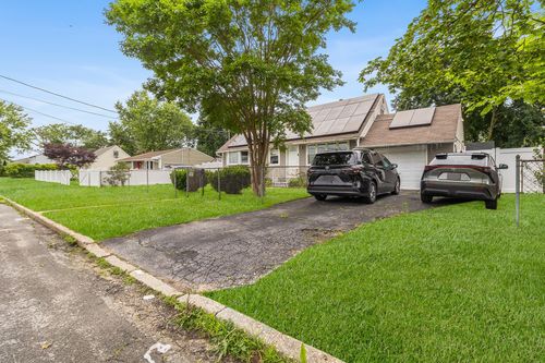 15 E Walnut St, Central Islip, NY, 11722-3801 | Card Image