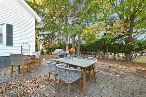 12 E Nauraushaun Ave, Pearl River, NY, 10965-2916 | Card Image