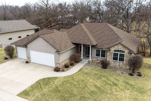 935 Oak Park Court, Robins, IA, 52328 | Card Image