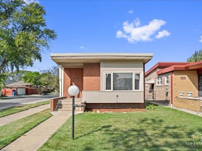 8958 S Phillips Avenue, House other with 3 bedrooms, 2 bathrooms and 2 parking in Chicago IL | Image 1